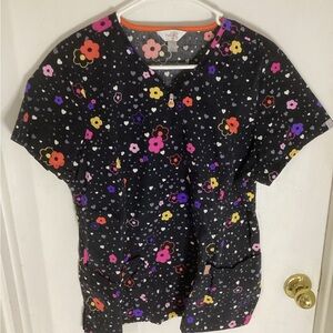 Code Happy hearts/flowers scrub top size XL